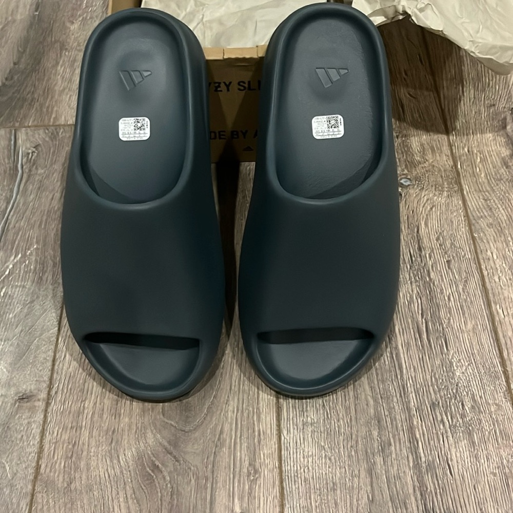 Brand New Never Worn Men’s slides